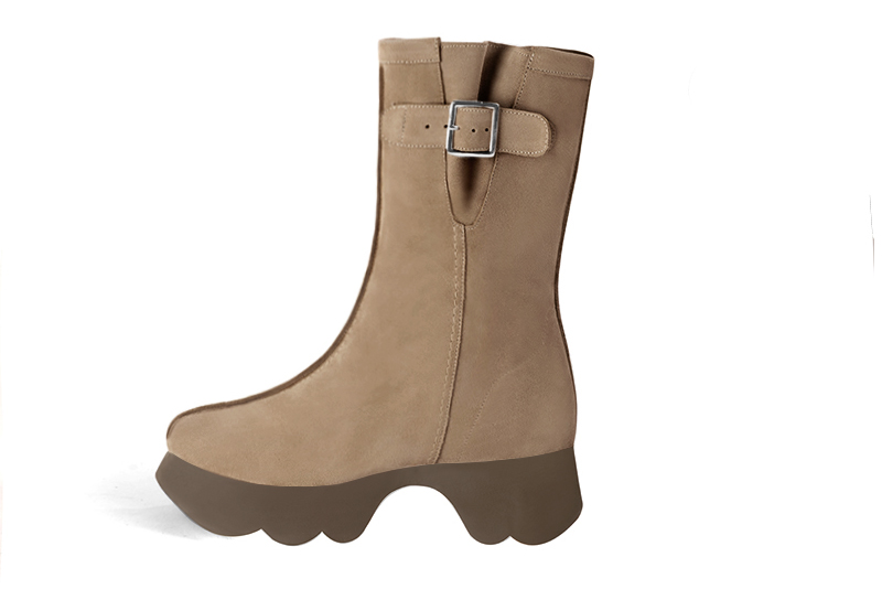Biscuit beige women's ankle boots with a zip on the inside. Round toe. Low rubber soles. Profile view - Florence KOOIJMAN